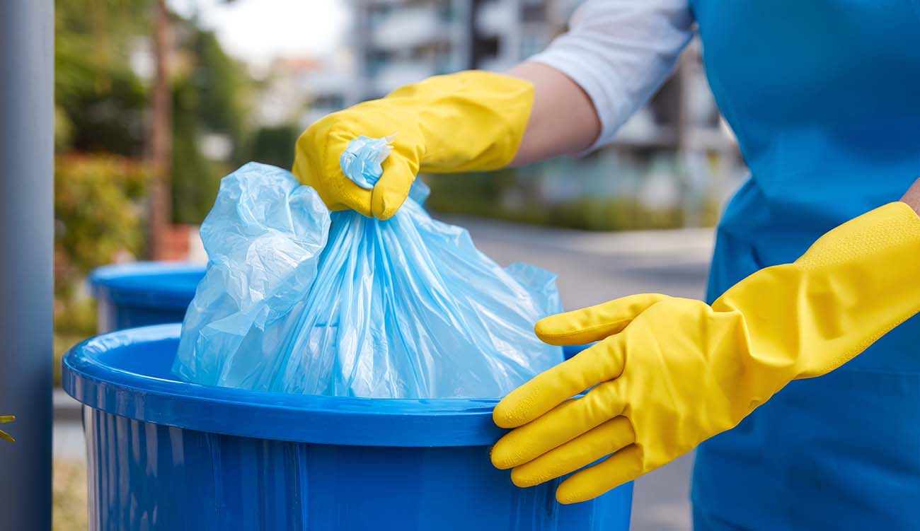 Haushaltsreinigung mit fachgerechter Entsorgung von Abfall und Müllbeuteln